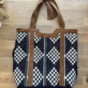 Chloe & Lex Woven Boho Tote Bag Black White Suede Leather Fringe Tassel Handbag